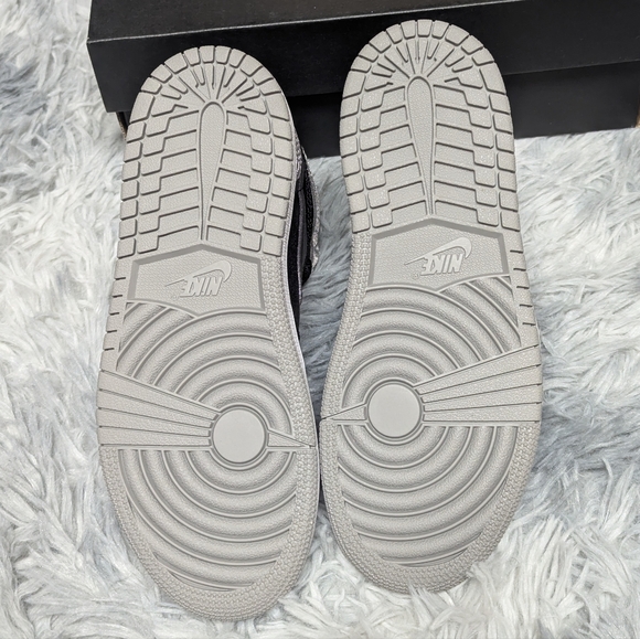 Nike Silver and Black Sneakers with Metallic Overlays - Picture 4 of 4